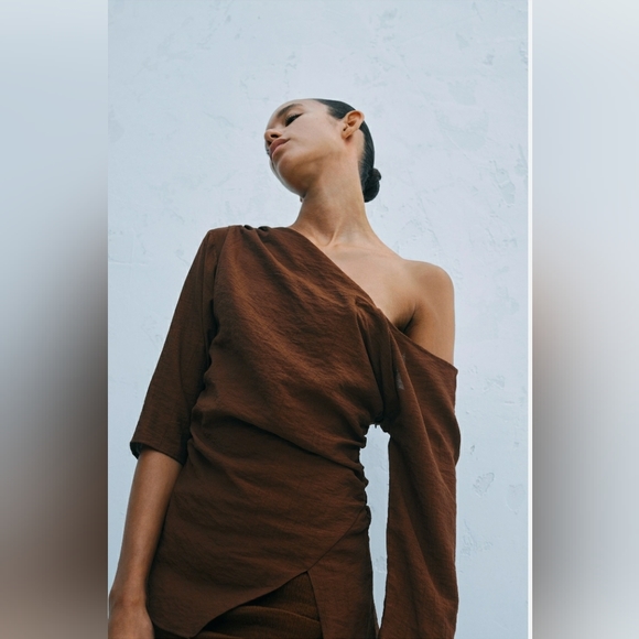 ZARA Asymmetrical top - Picture 1 of 11